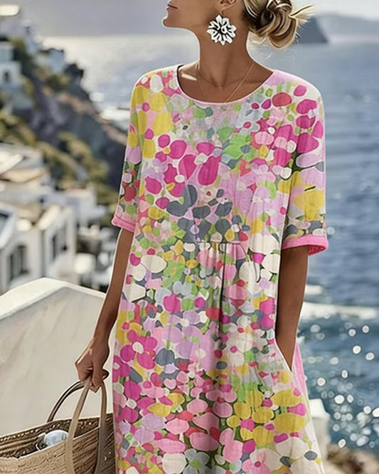 Femme en robe midi fleurie à manches courtes