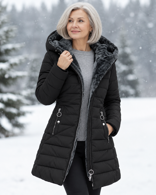 Femme portant un manteau d'hiver matelassé à capuche