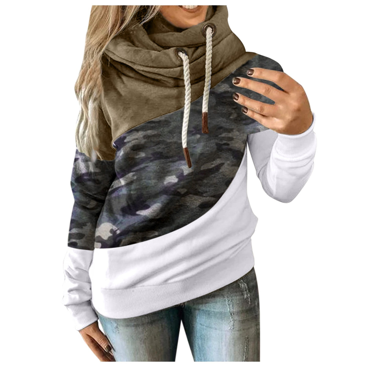 Sweat à capuche femme camouflage porté en extérieur