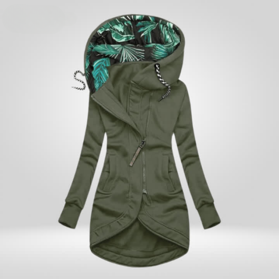 Femme en manteau coupe-vent à capuche doublé