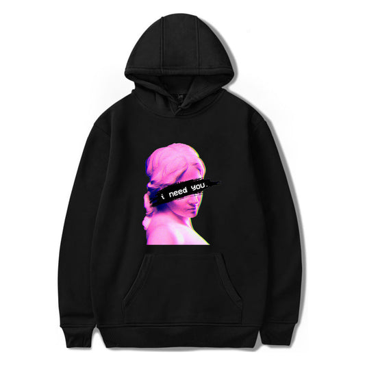 Femme portant un sweat à capuche style coréen gris