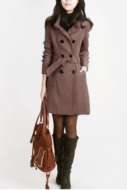 Femme portant un manteau d'hiver croisé mi-long