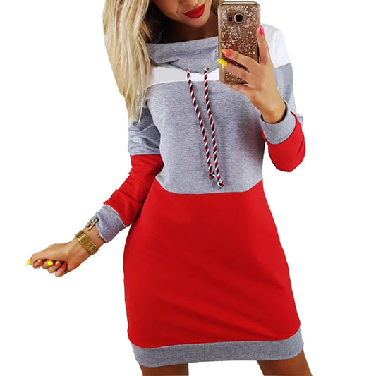 Femme en robe pull à capuche manches longues