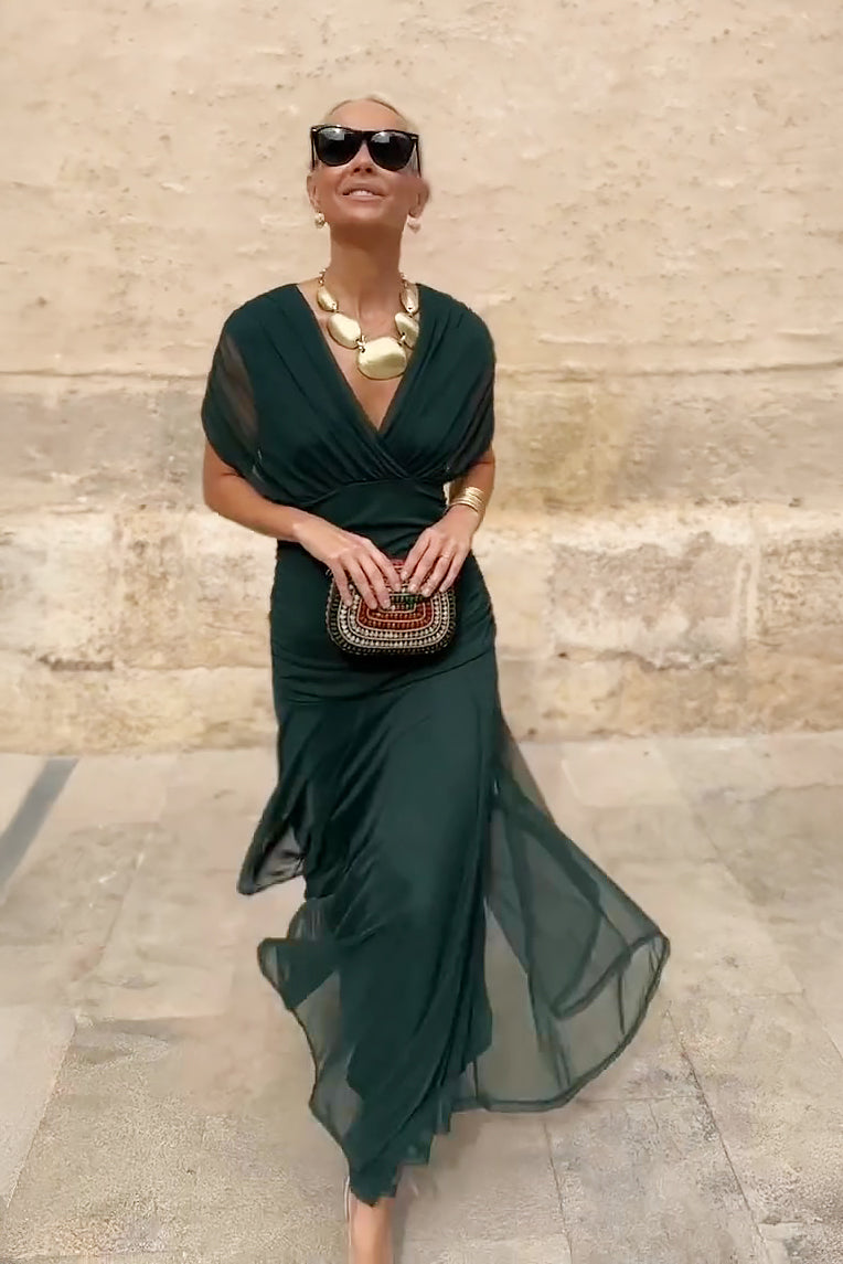 Femme en robe longue fleurie col V