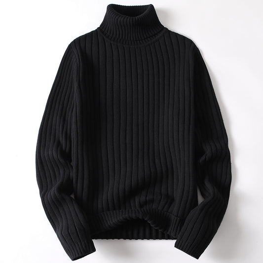 Pull col roulé homme slim noir sur fond neutre