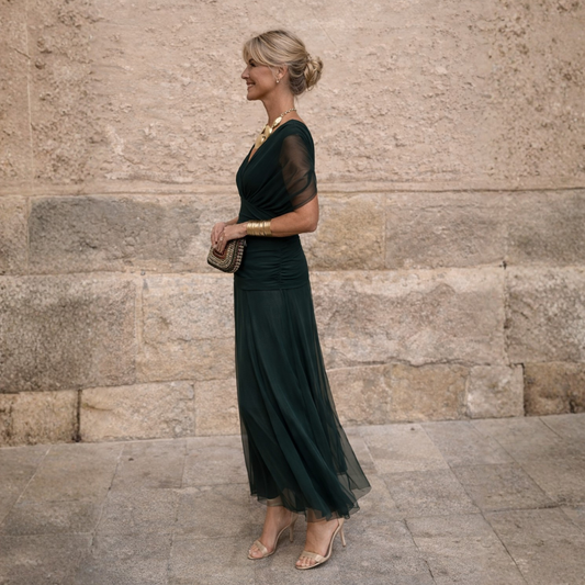 Femme en robe longue fluide col V croisé