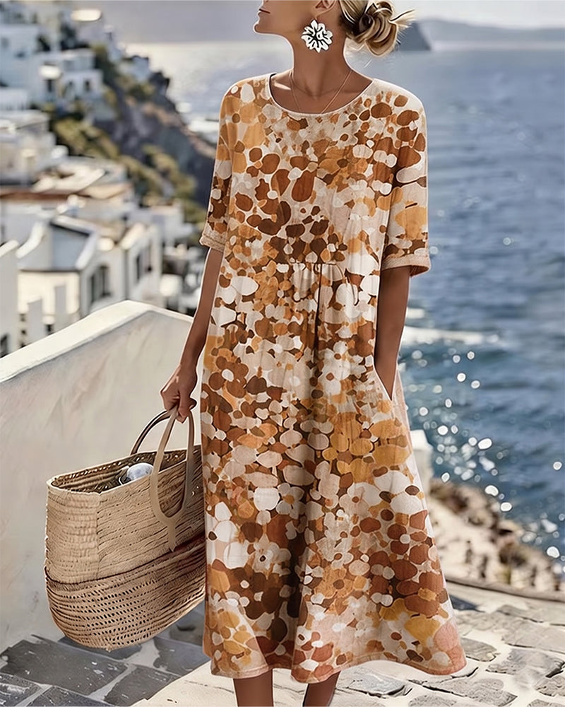 Robe midi florale à coupe évasée portée par une femme