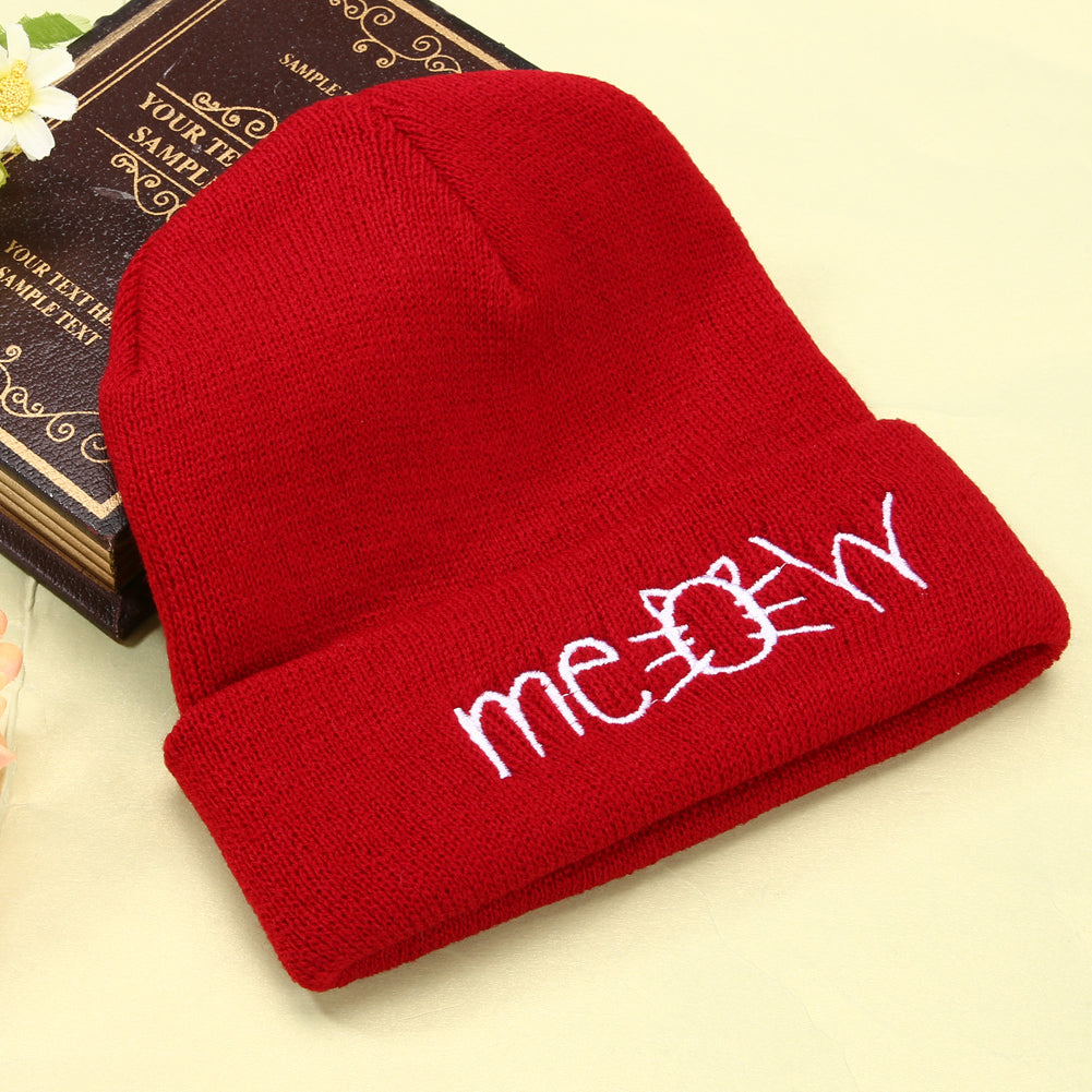 Bonnet femme en maille extensible porté en hiver