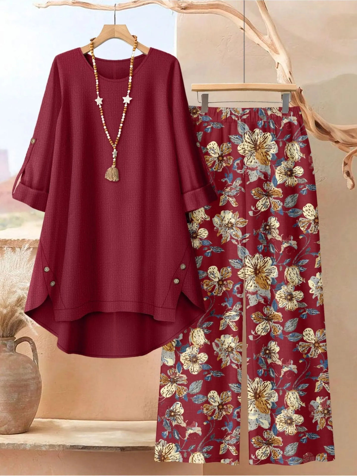 Femme en ensemble tunique et pantalon large à motif feuilles
