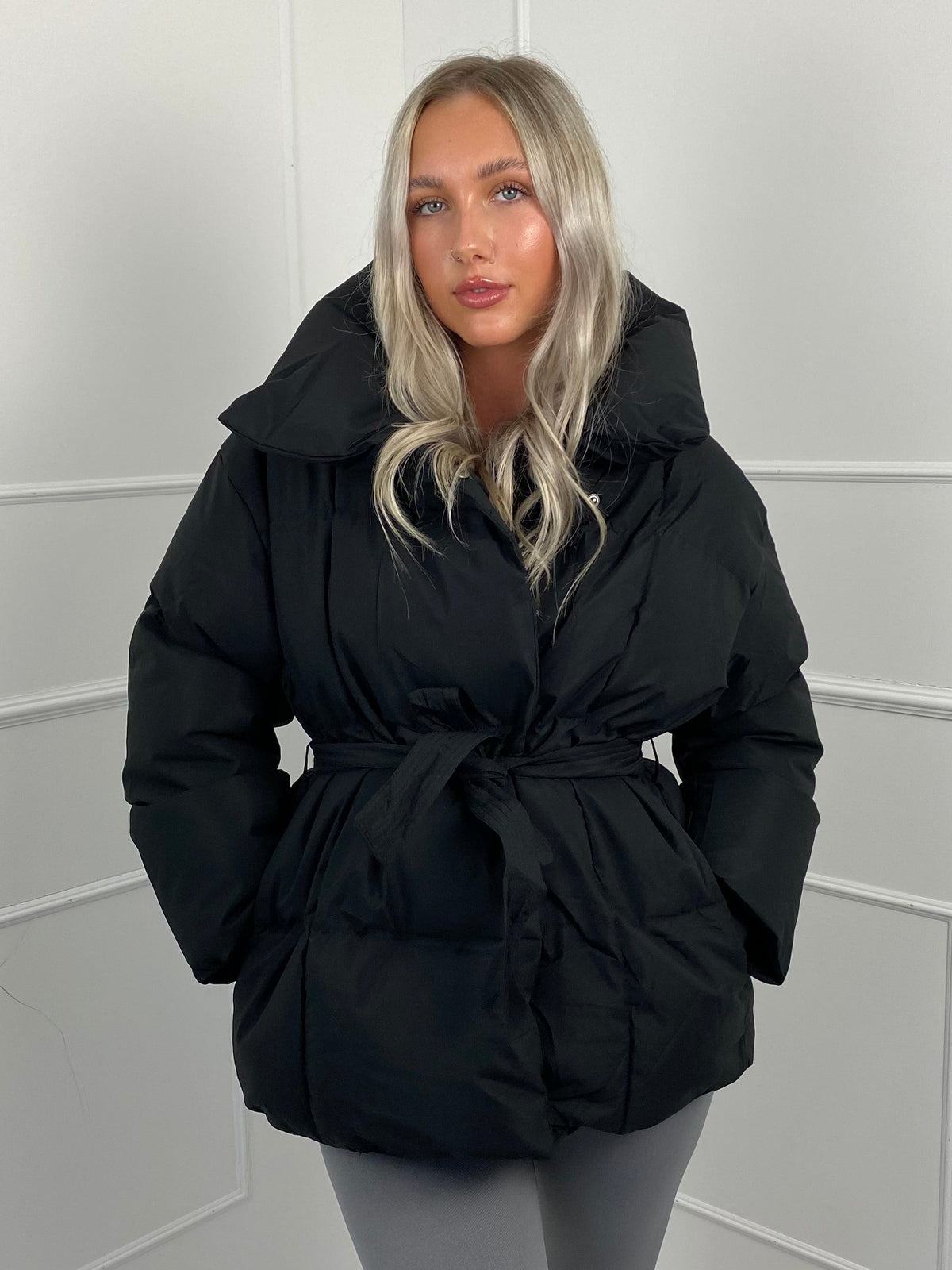 Femme portant une doudoune matelassée avec ceinture