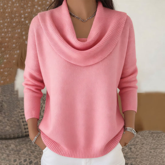 Femme en pull col cowl à manches longues