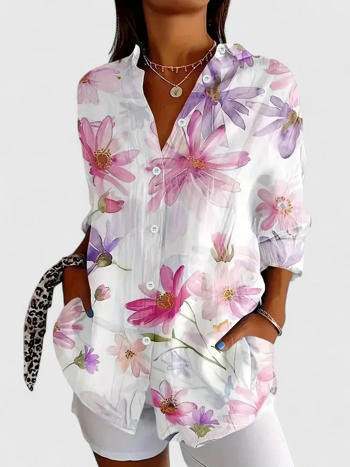 Femme portant une blouse boutonnée à imprimé artistique