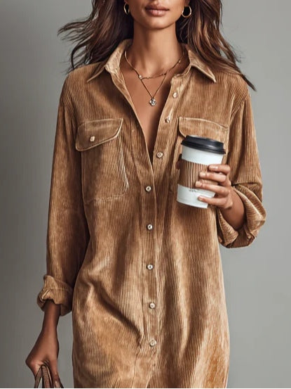 Femme portant robe chemise midi à poches, vue de face