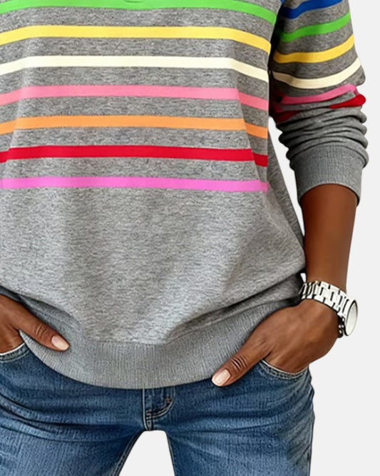 Femme en sweat zippé à rayures arc-en-ciel