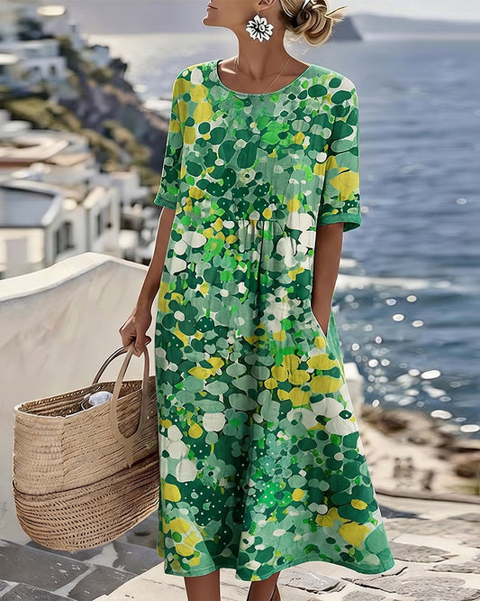 Robe midi florale à coupe évasée portée par une femme