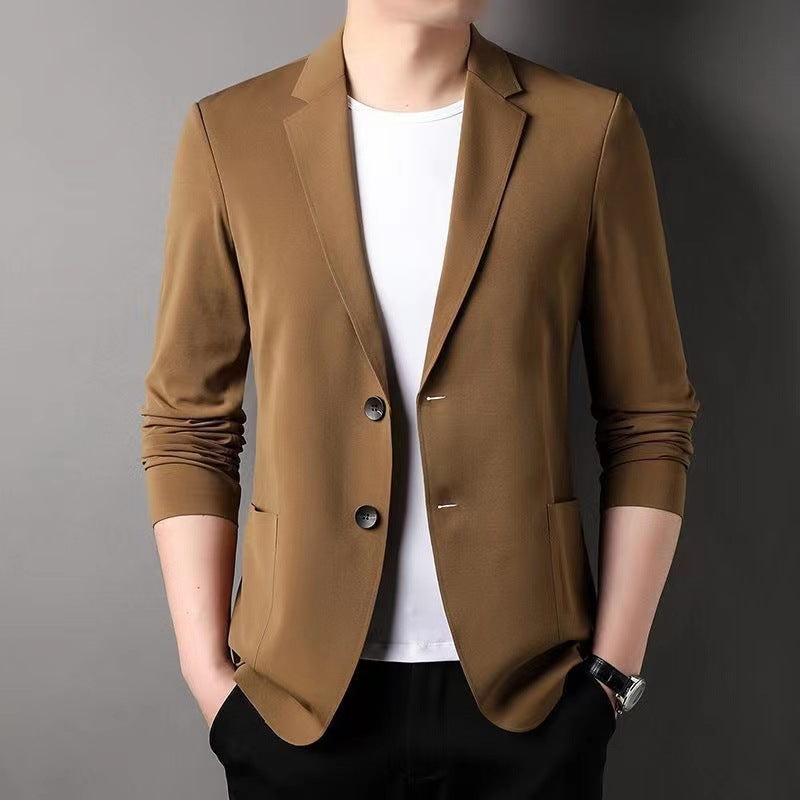 Homme portant une veste cardigan en maille à col cranté