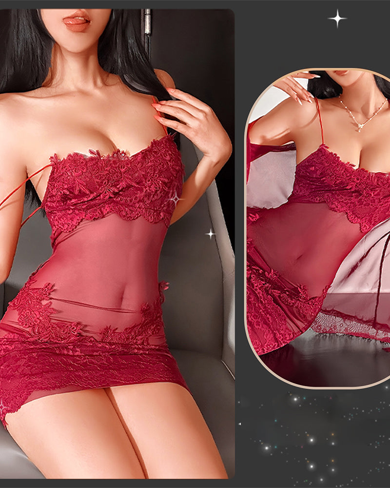 Femme portant un ensemble de nuit en dentelle