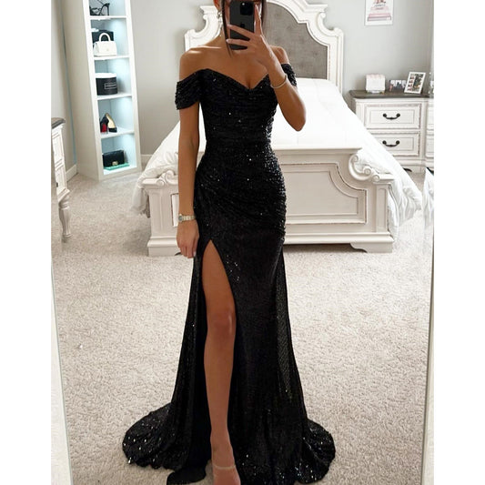 Femme portant robe longue à paillettes épaules dénudées