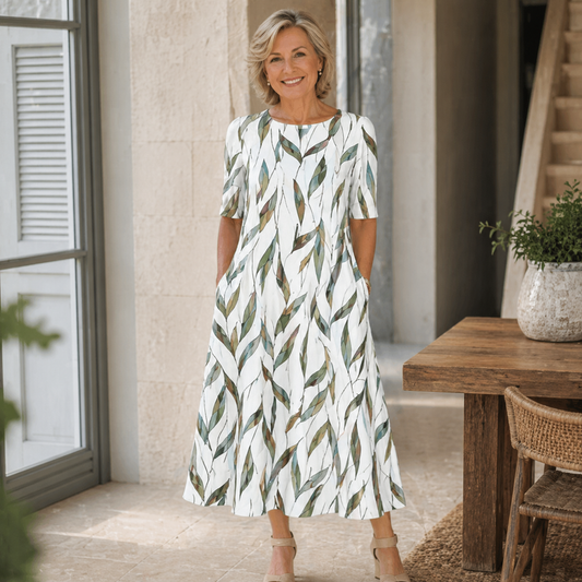 Femme portant une robe midi imprimée à poches