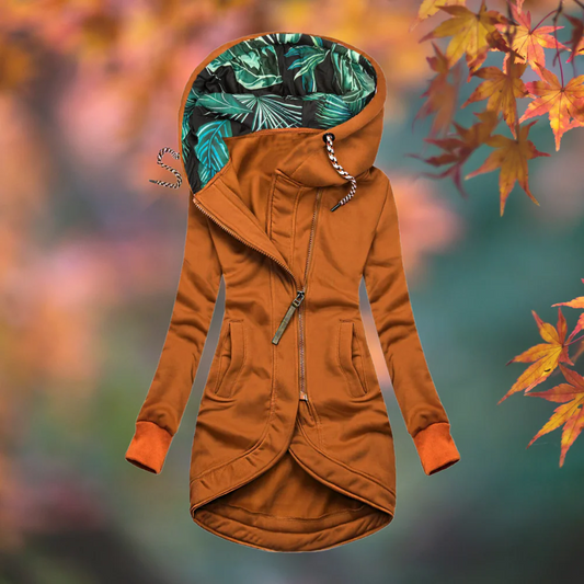 Femme en manteau coupe-vent à capuche doublé
