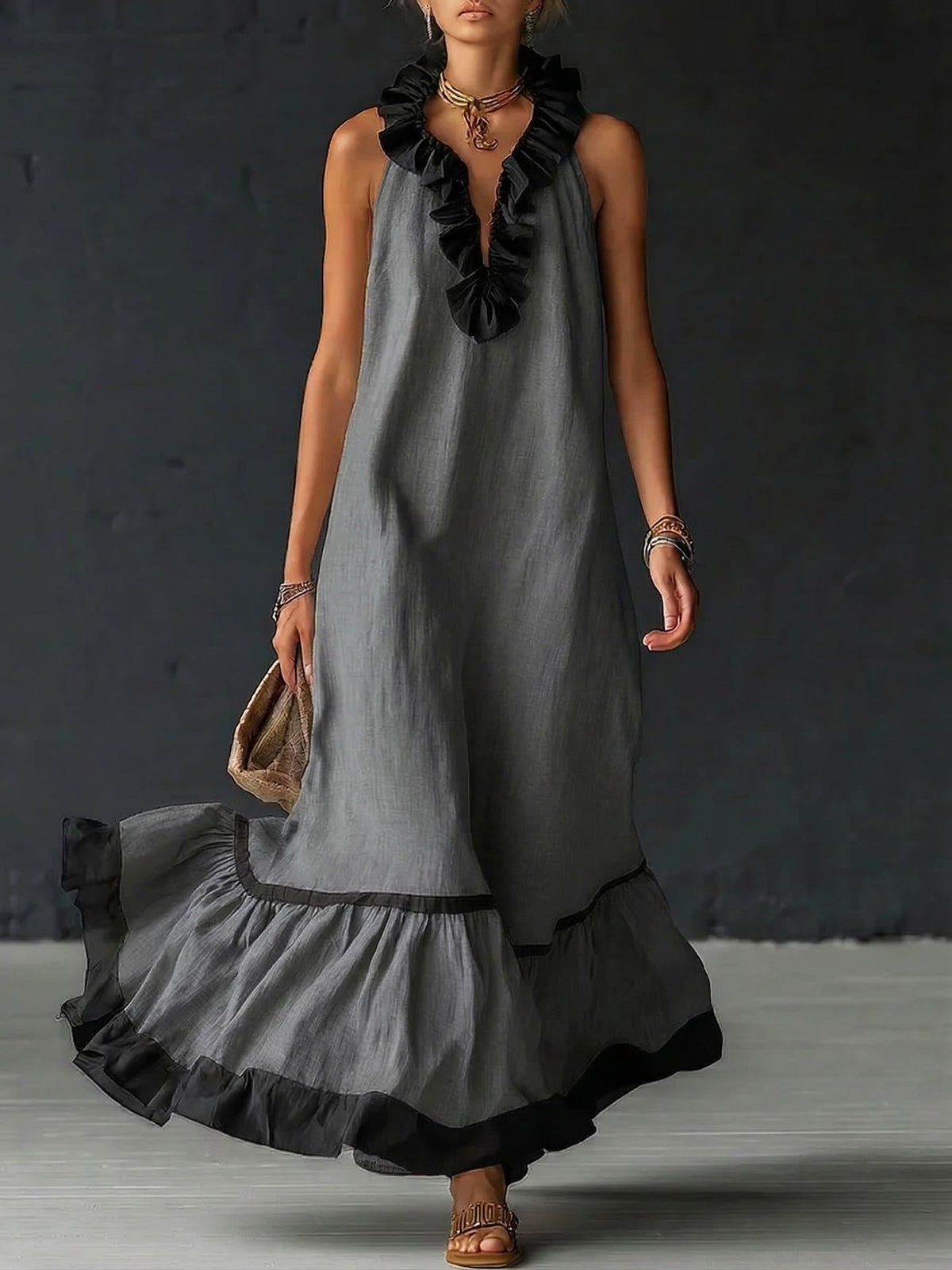 Femme portant une robe maxi color-blocking à volants