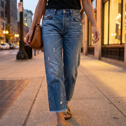 Femme portant un jean droit cropped délavé bleu
