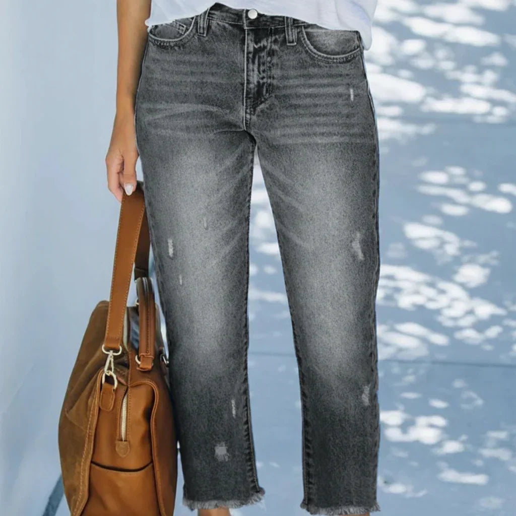 Femme portant un jean droit cropped délavé bleu