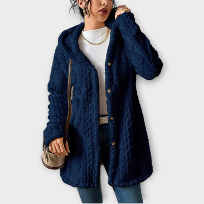 Femme en veste à capuche texturée d’hiver coupe décontractée