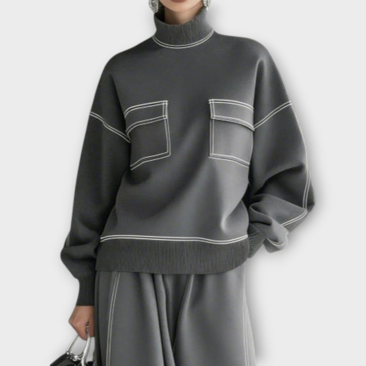 Femme portant ensemble 2 pièces gris charbon avec jupe midi