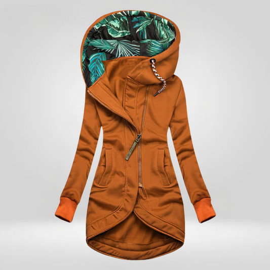 Femme en manteau coupe-vent à capuche doublé
