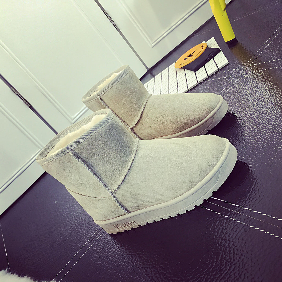 Bottes d'hiver femme à fourrure synthétique vue de profil