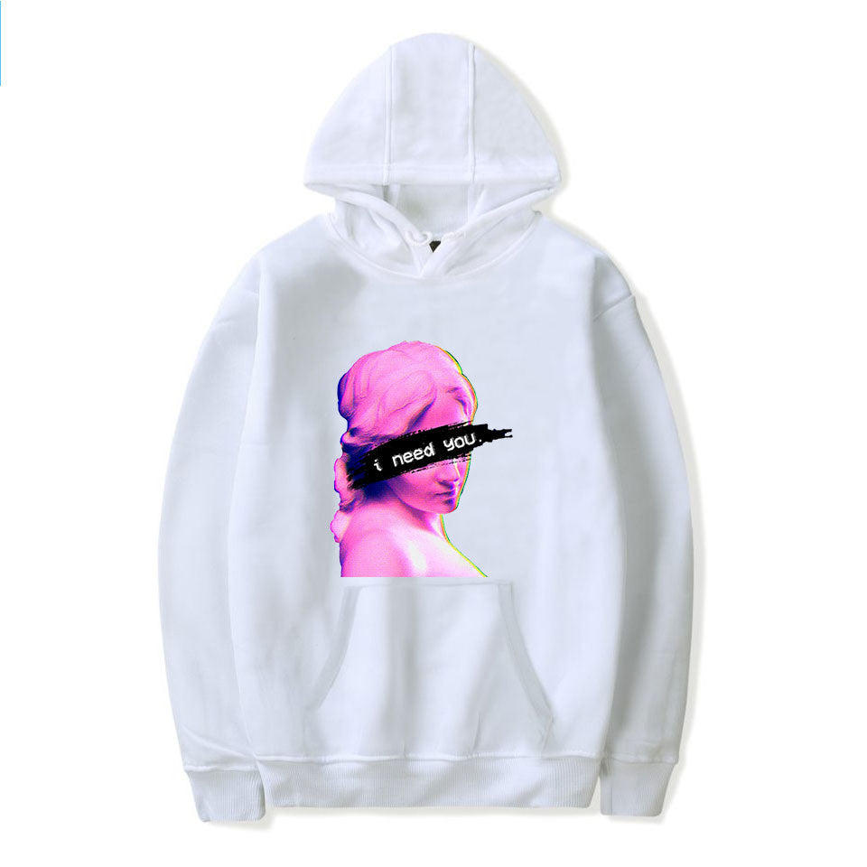 Femme portant un sweat à capuche style coréen gris