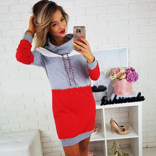 Femme en robe pull à capuche manches longues