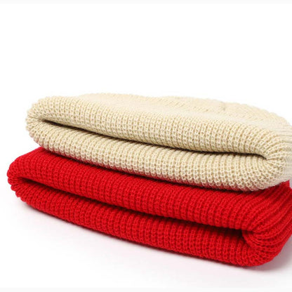Bonnet tricoté femme hiver rétro sur fond clair