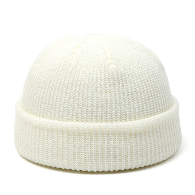 Bonnet tricoté femme hiver rétro sur fond clair