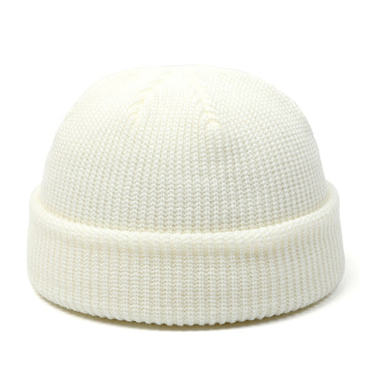 Bonnet tricoté femme hiver rétro sur fond clair