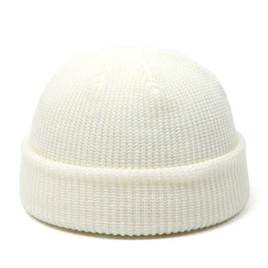 Bonnet tricoté femme hiver rétro sur fond clair