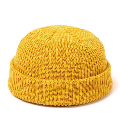 Bonnet tricoté femme hiver rétro sur fond clair