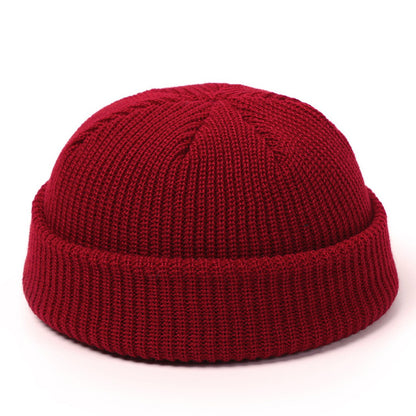 Bonnet tricoté femme hiver rétro sur fond clair