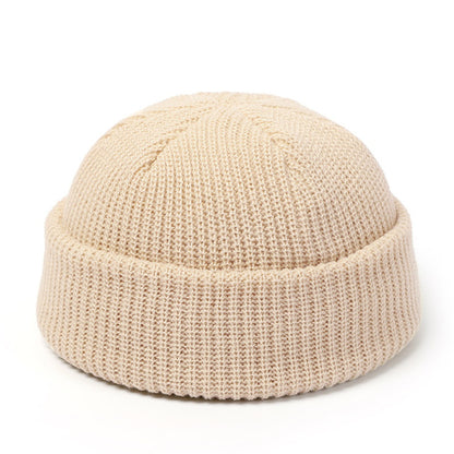 Bonnet tricoté femme hiver rétro sur fond clair