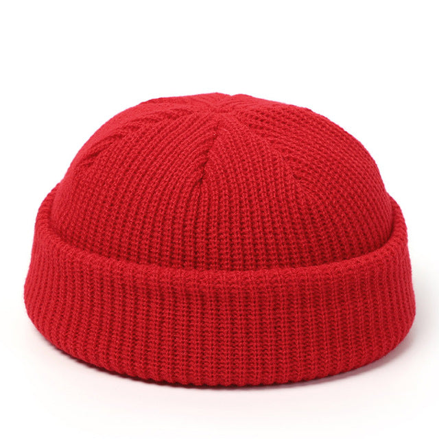 Bonnet tricoté femme hiver rétro sur fond clair