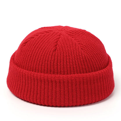Bonnet tricoté femme hiver rétro sur fond clair