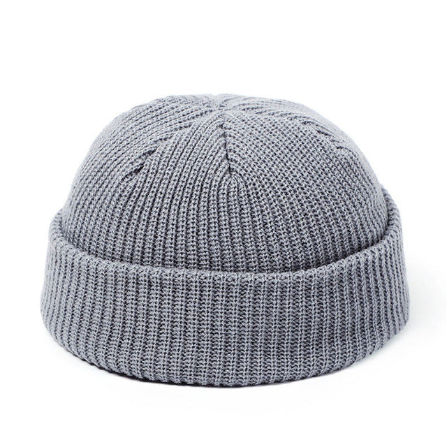 Bonnet tricoté femme hiver rétro sur fond clair