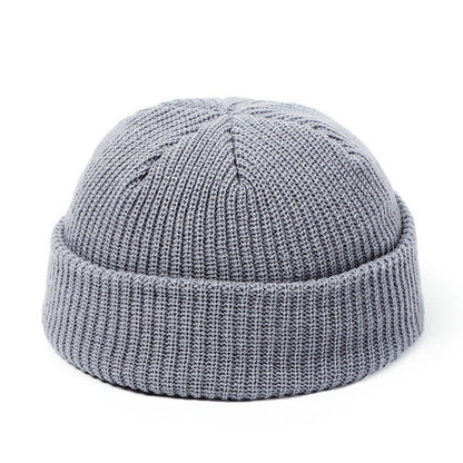 Bonnet tricoté femme hiver rétro sur fond clair