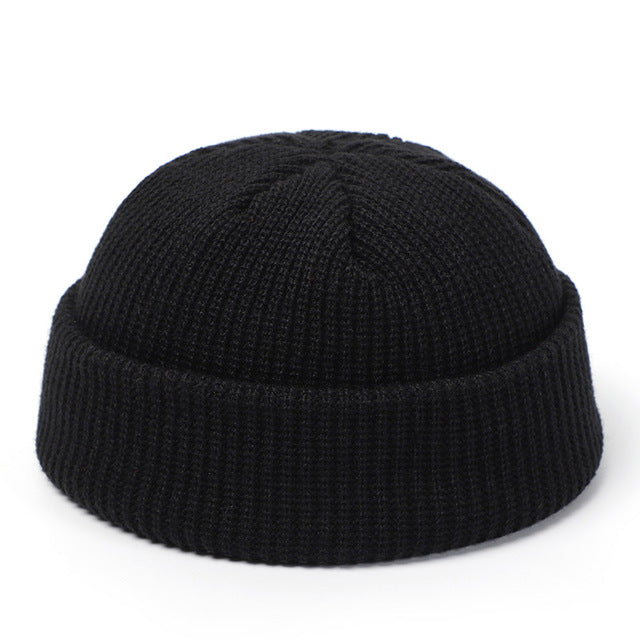 Bonnet tricoté femme hiver rétro sur fond clair