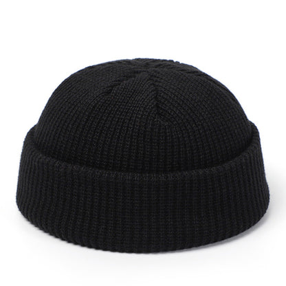 Bonnet tricoté femme hiver rétro sur fond clair