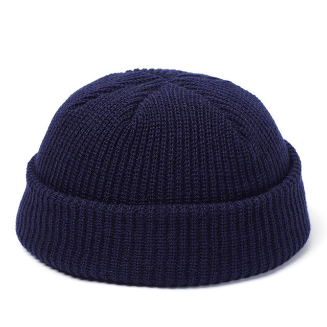 Bonnet tricoté femme hiver rétro sur fond clair