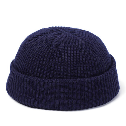 Bonnet tricoté femme hiver rétro sur fond clair