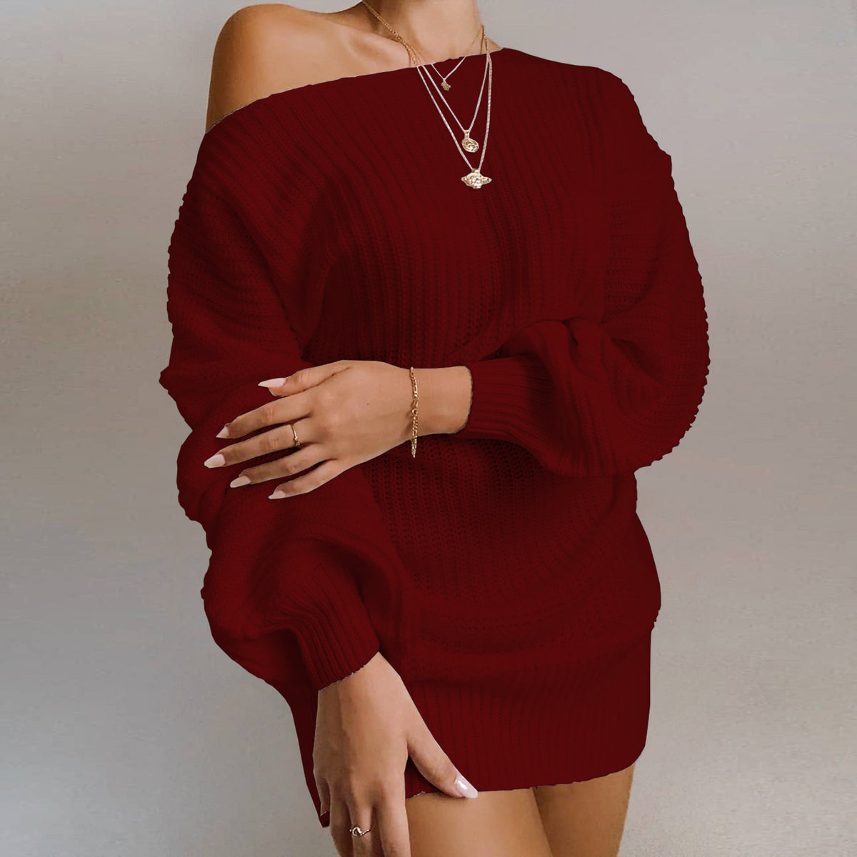 Femme portant une robe pull courte à épaules dénudées