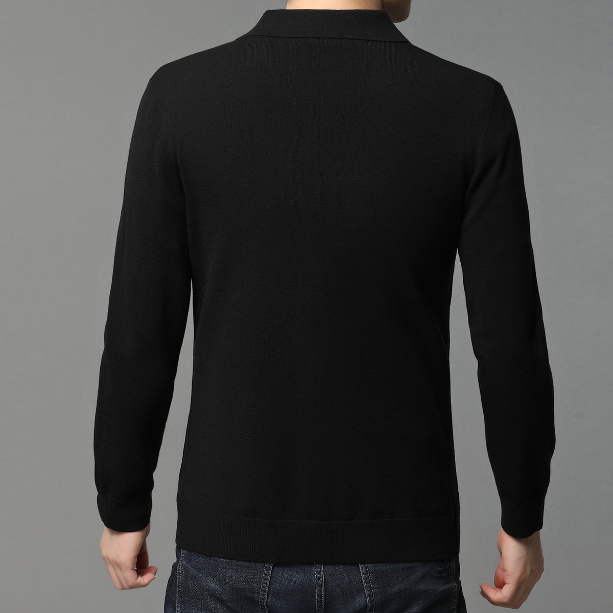 Homme portant une veste cardigan en maille à col cranté